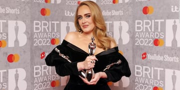 Se consagró como la artista del año en los premios BRIT, derrotando a Ed Sheeran.