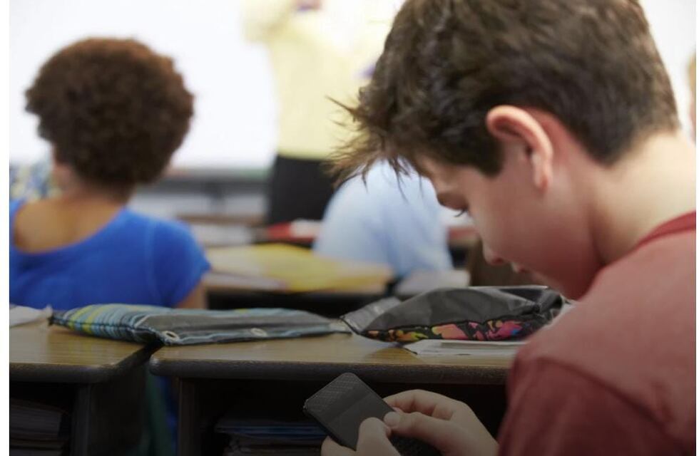 "Detrás de las pantallas: el impacto de las Redes Sociales en la salud mental de los estudiantes"