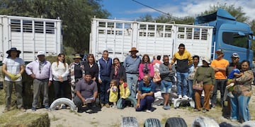La Secretaría de Producción distribuyó alimentos para el ganado en las zonas de El Bañado, Anjuana y Colalao del Valle, tras los daños ocasionados por las crecidas.