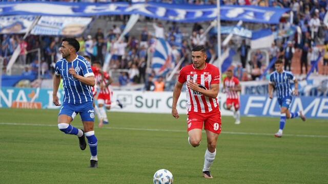 Maravilla Martínez en acción. Participó en el gol de Instituto, que se trae un buen punto de Mendoza (Prensa Instituto).