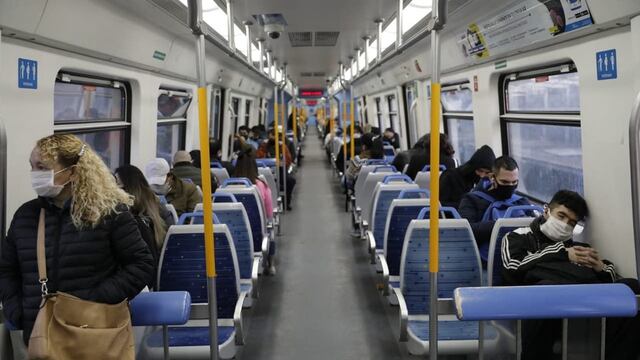 Un policía se llevó una ovación en el tren Samiento.