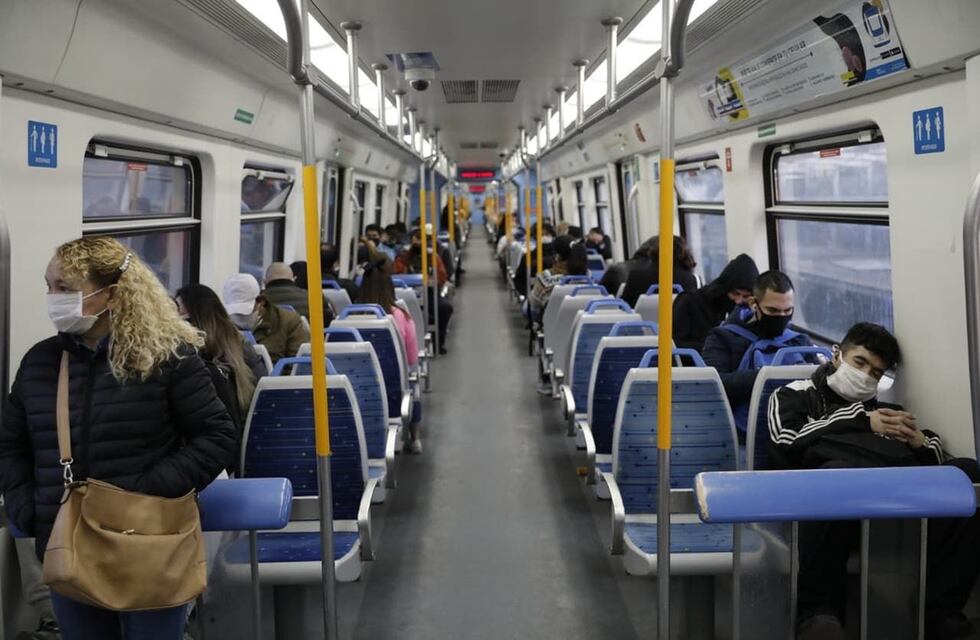 Un policía se llevó una ovación en el tren Sarmiento al pedir que los pasajeros usen el barbijo