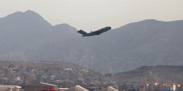 Un avión militar estadounidense despega del Aeropuerto Internacional Hamid Karzai en Kabul, Afganistán, el lunes 30 de agosto de 2021 (AP)
