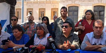 La dirigencia que encabeza la Intergremial de Jujuy, junto a demás miembros de los sindicatos, en diálogo con los medios este lunes en la plaza Belgrano.