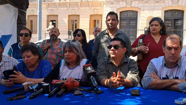 La dirigencia que encabeza la Intergremial de Jujuy, junto a demás miembros de los sindicatos, en diálogo con los medios este lunes en la plaza Belgrano.