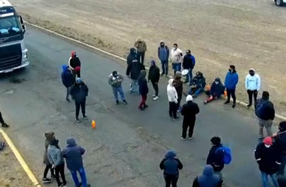 Desocupados cortan rutas provinciales en zona norte y la nacional N°3 en el acceso norte de Caleta Olivia