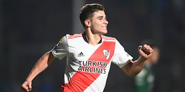 Julián Álvarez cortó su sequía goleadora con un hat trick.