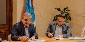 Gobernador Raúl Jalil y intendente Cristian Yapura firman acuerdo para impulsar desarrollo en la región.