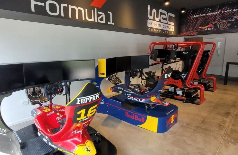 Simuladores de Rally y Fórmula 1: la motorizada propuesta de un bar en Córdoba