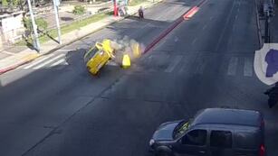 El taxi que volcó. (Captura 911/Policía)