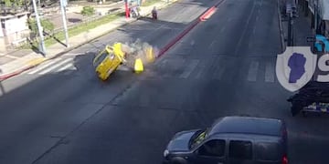 El taxi que volcó. (Captura 911/Policía)