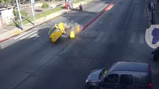 El taxi que volcó. (Captura 911/Policía)
