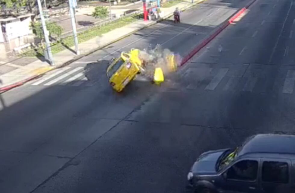 Impactante vuelco en Córdoba: un taxista se estrelló contra un cantero para evitar chocar contra una camioneta