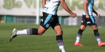 El gol de Axel Oyola para el empate parcial de Racing, que perdió ante Ferro pero salvó la categoría (Prensa Racing de Nueva Italia).