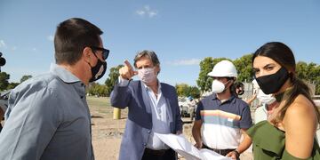 Félix y la funcionaria recorrieron la obra del hospital modular de San Rafael.