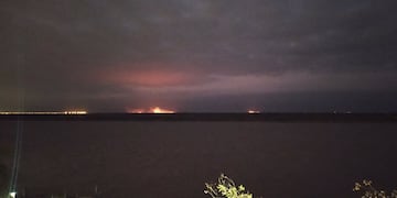 Las llamas en el Delta del Paraná aún podían verse desde los edificios cerca del río.