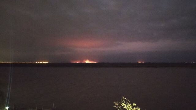 Las llamas en el Delta del Paraná aún podían verse desde los edificios cerca del río.