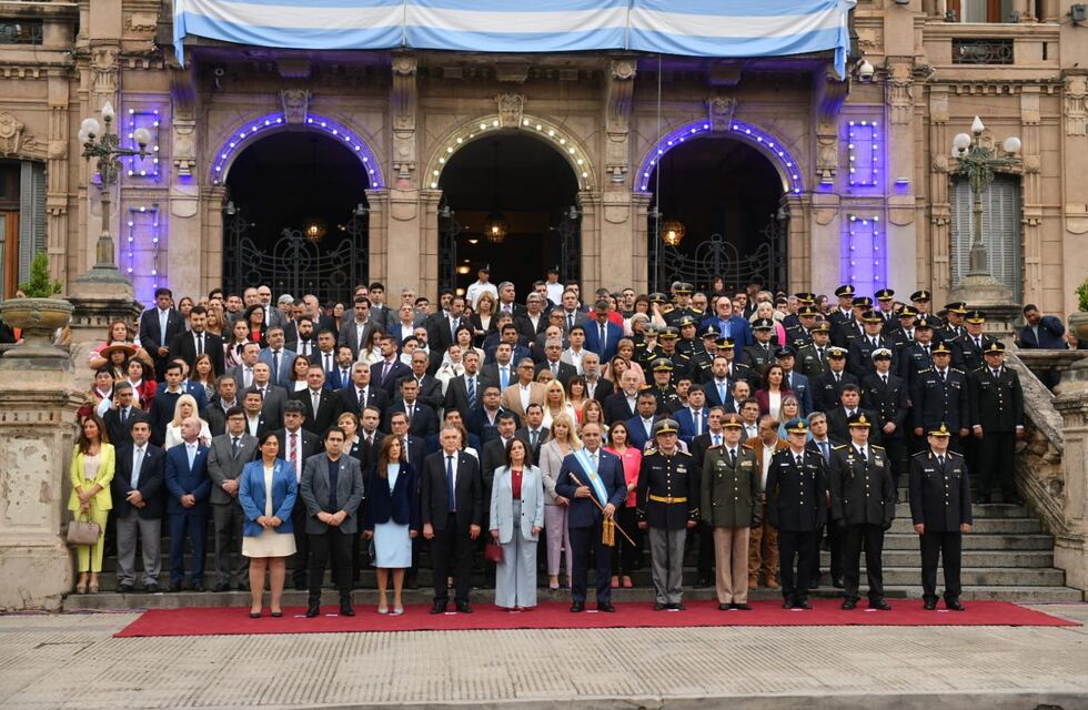Los festejos por el 213º aniversario de la Revolución de Mayo en Plaza Independencia comenzó con el chocolate patrio y el izamiento de la badera