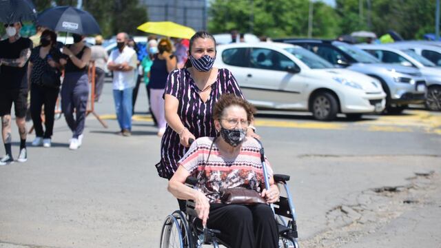 Algunas personas se presentaron a vacunarse sin turno. (Fotos: José Hernández)