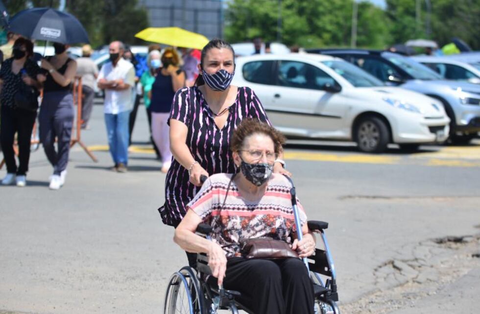 Al rayo del sol: largas colas para la vacunación a mayores en Córdoba