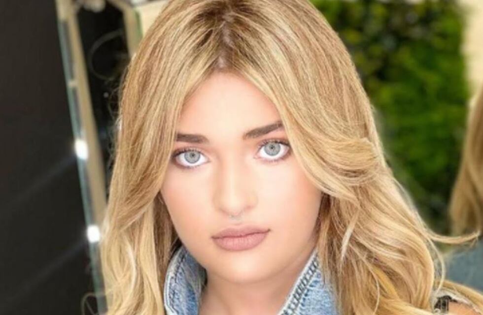 Sobre un yate y con una malla cavada beige , Martita Fort recorre Punta del Este