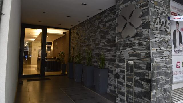 La entrada del edificio donde fue hallada muerta la mujer (Ramiro Pereyra/LaVoz).