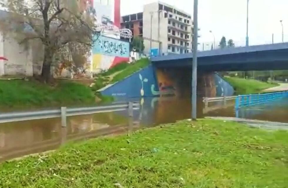 Córdoba: siguen cortadas ambas manos de la Costanera por las lluvias