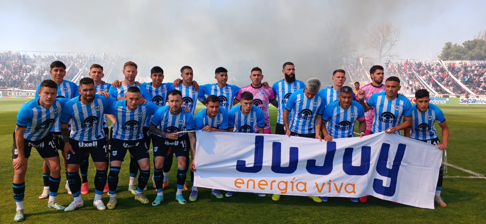 Titulares y suplentes que presentó Gimnasia y Esgrima de Jujuy en el estadio “Víctor Legrotaglie” de Mendoza este domingo.