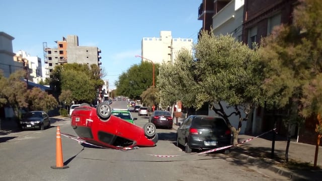 Se le cayó el celular, intentó levantarlo mientras manejaba pero volcó