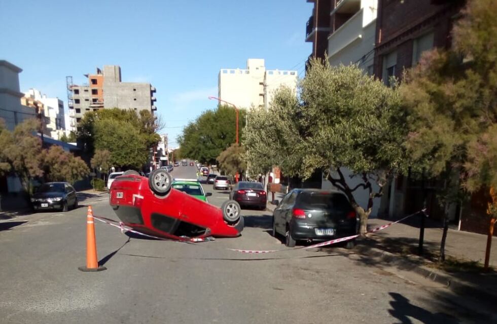 Iba manejando y volcó al intentar agarrar el celular que se le cayó al piso