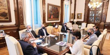 El presidente Alberto Fernández analizó la iniciativa con funcionarios el Gobierno.