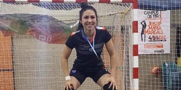 La joven trabaja diez horas dias en un supermercado.