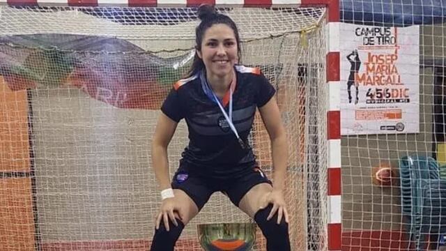 La joven trabaja diez horas dias en un supermercado.