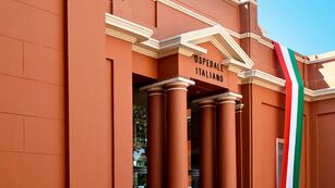 El paciente ingresó hace cuatro meses por una infección en el corazón y sus amigos lo sorprendieron con un pasacalles bien cordobés.