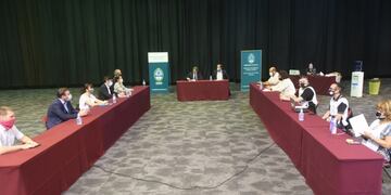 Paritaria en el auditorio Ángel Bustelo. Los representantes del Gobierno de Mendoza y del Sindicato Unido de Trabajadores de la Educación (SUTE).