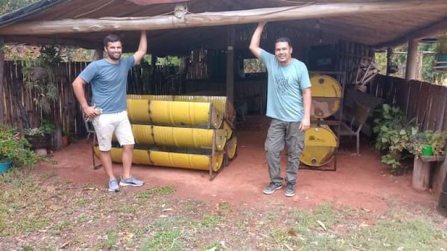 Alumnos, profesores y ex alumnos de la Escuela Técnica de Mocoretá de Corrientes, fabricaron 56 bebederos para ayudar a los animales afectados por los incendios.