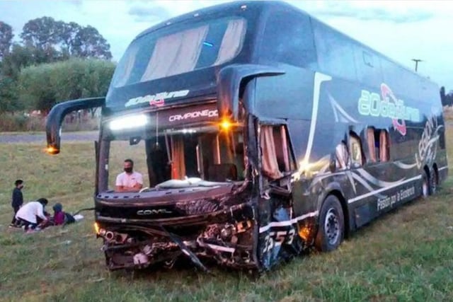 El colectivo no sufrió daños importantes, mientras que tres ocupantes del vehículo más chico fallecieron producto del impacto.