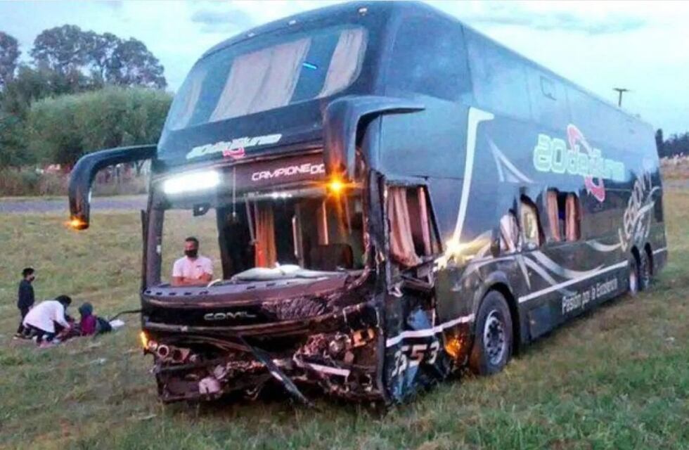 Tres muertos por un choque entre un colectivo de la 20 de Junio y un auto en Buenos Aires
