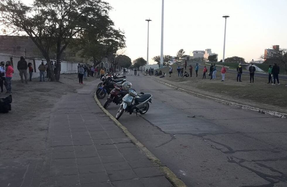 Coronavirus en Corrientes: el principal centro de testeos con demora de varias horas