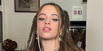 Camila Cabello cautivó a más de un millón de personas con su conjunto de dos piezas fucsia.