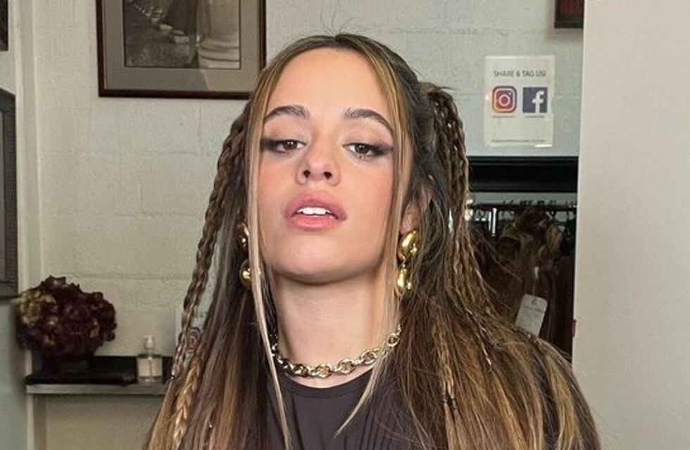 Camila Cabello cautivó a más de un millón de personas con su conjunto de dos piezas fucsia