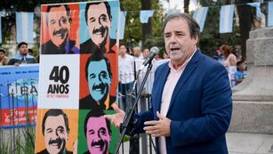 Alberto Bernis rindió homenaje a Raúl Alfonsín, presidente de la Argentina entre 1983 a 1989, y advirtió sobre "sectores mesiánicos que avanzan hacia una nueva dictadura".