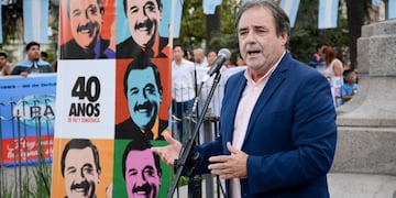 Alberto Bernis rindió homenaje a Raúl Alfonsín, presidente de la Argentina entre 1983 a 1989, y advirtió sobre "sectores mesiánicos que avanzan hacia una nueva dictadura".