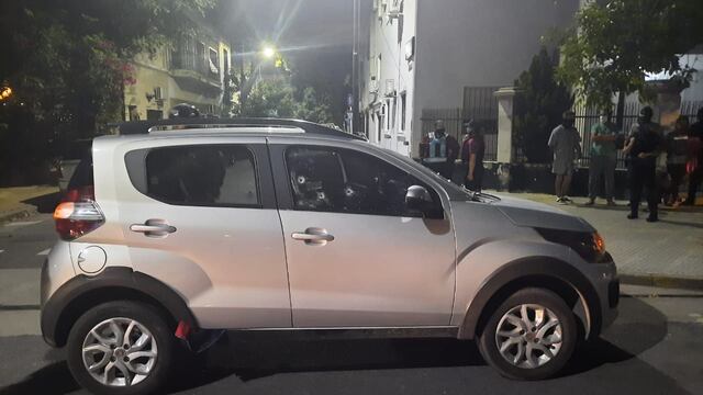 Balearon a un policía en Parque Chacabuco. (@AugustoTelias)