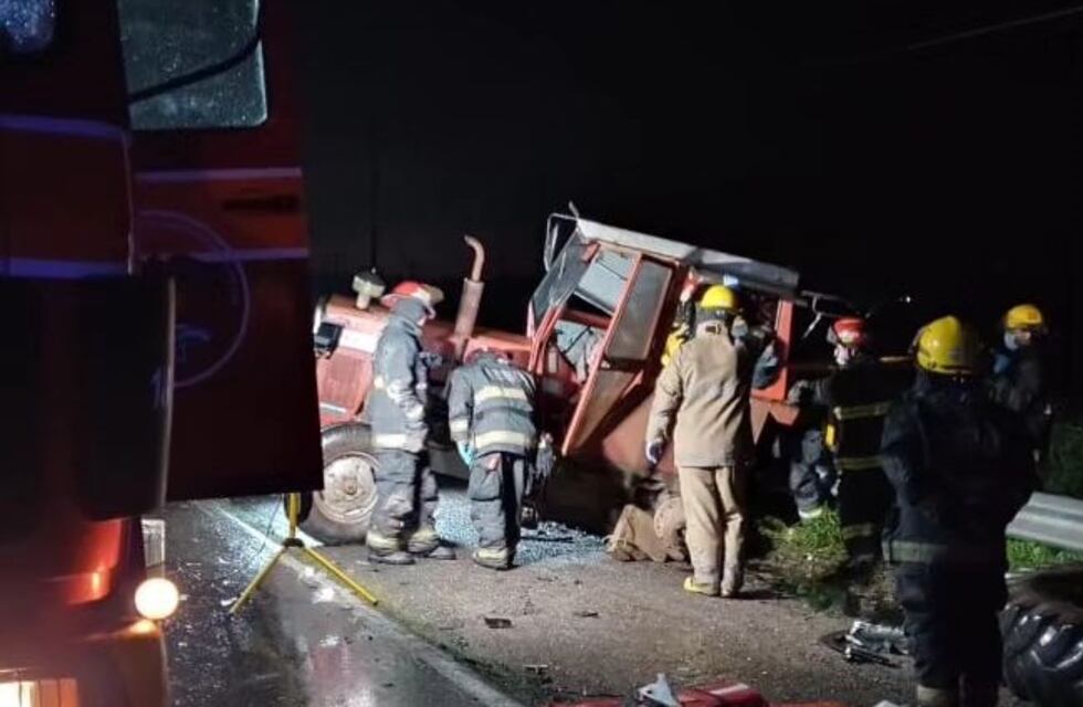 Ruta 19: bomberos liberaron a personas atrapadas en un tremendo accidente en cercanías de Arroyito