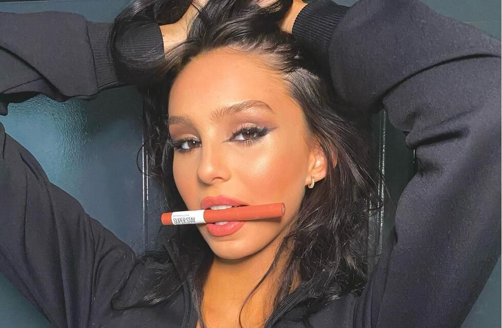 Juanita Tinelli sorprendió luciendo un pantalón rosa engomado y un blazer con brillos en una sesión de fotos