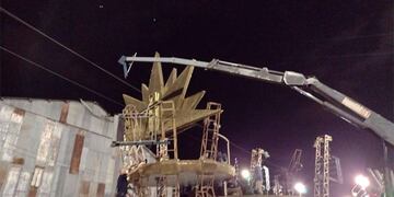 Carnaval de Gualeguaychú: dos hombres cayeron desde una grúa y se encuentran en grave estado.