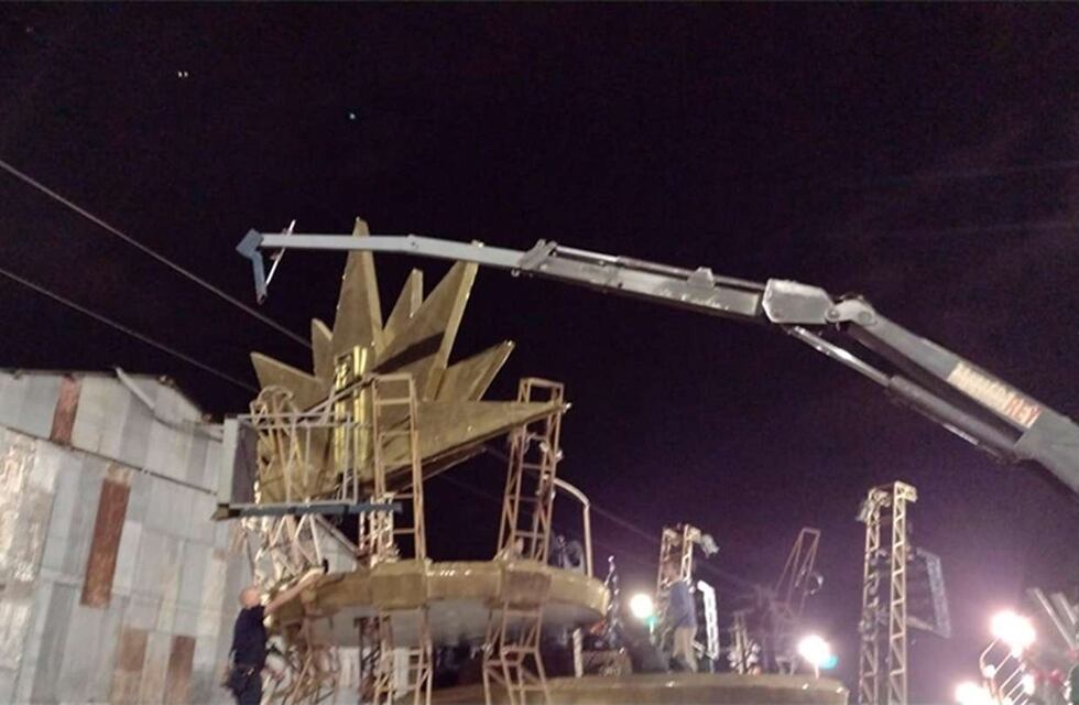 Accidente en el carnaval de Gualeguaychú: dos personas cayeron desde una grúa y se encuentran en grave estado