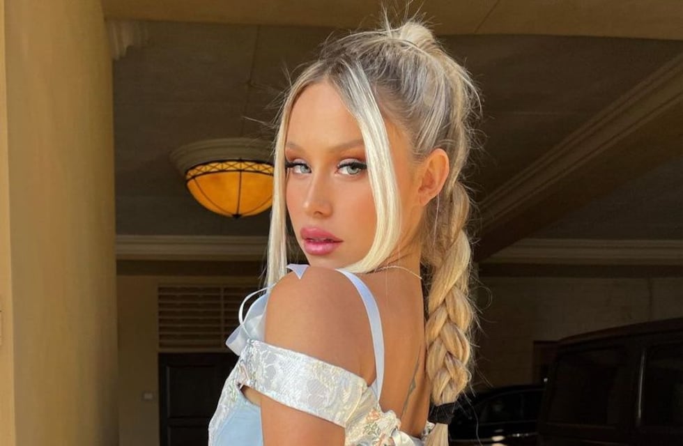 Agustina Añon posó en Instagram desde el piso y con una minifalda a cuadros