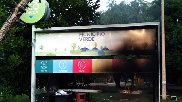 Estación ecológica quemada por los vándalos.